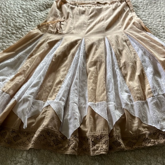 Linen gored skirt, white and khaki colors, lace hem, Size Medium - Picture 1 of 9